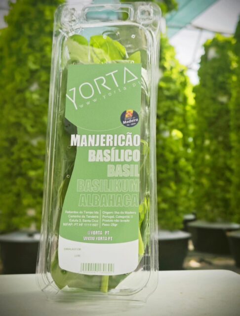 Nova embalagem, a mesma frescura agora por mais tempo...  Trocámos de embalagem para um formato que protege melhor o manjericão das variações de temperatura, prolongando o seu tempo de vida e mantendo o sabor e aroma fresquinhos por mais tempo. 💚  Brevemente no seu supermercado.  #Yorta #Manjericão #FrescuraQueDura #sustentabilidade